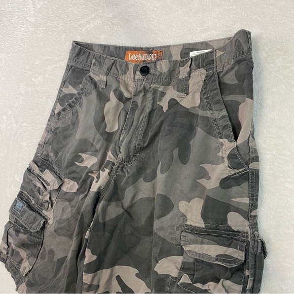 Lee dungarees camo cargo shorts Sz 32 - Picture 2 of 8